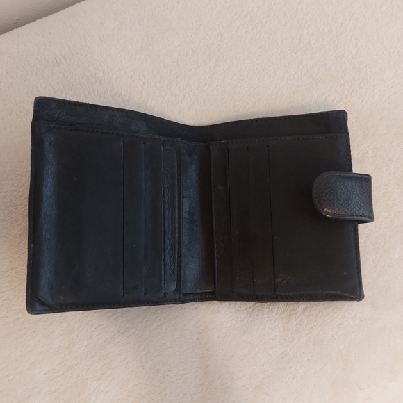 Authentic Chanel Caviar Compact Wallet - Picture 4 of 14